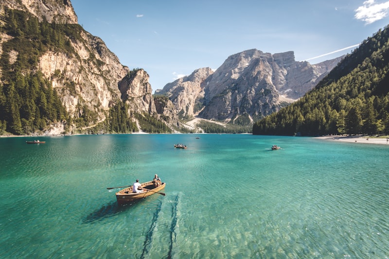 Lac de montagne cerné de sommets enneigés